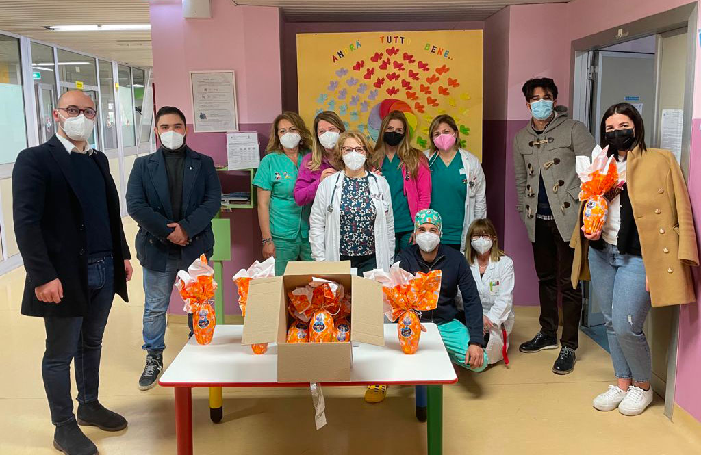Leo Club Lamezia Valle del Savuto consegna uova di Pasqua anche al reparto pediatria del "Giovanni Paolo II"
