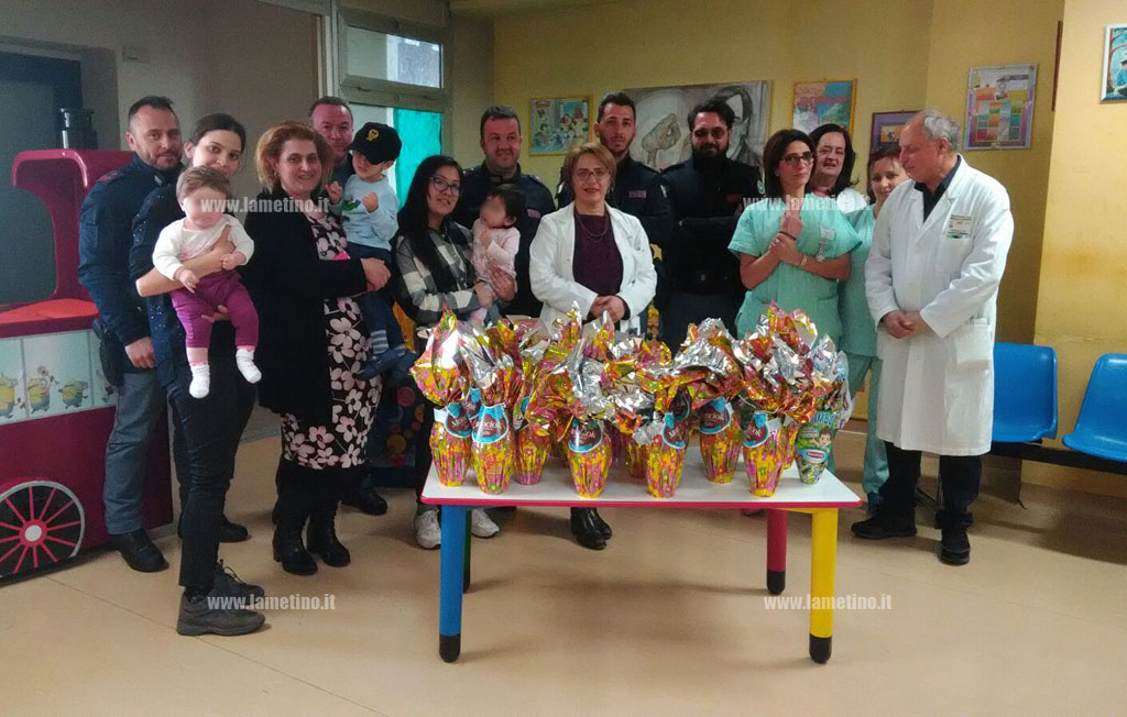 Lamezia, "Il poliziotto in pediatria": in dono uova di Pasqua per i piccoli pazienti