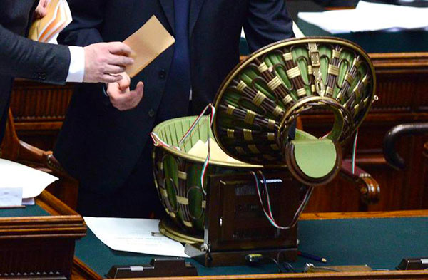 Regge l'accordo tra M5S e centrodestra: Fico e Casellati nuovi presidenti di Camera e Senato