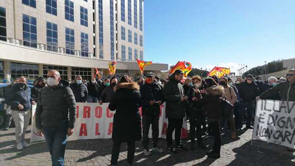 Lavoro, manifestazione dei tirocinanti calabresi alla cittadella regionale