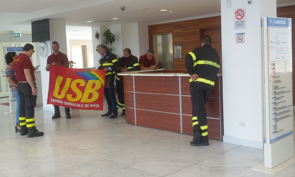 Protesta Usb vigili del fuoco alla Cittadella regionale