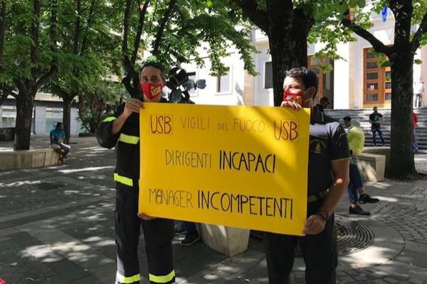 Incendi, protesta vigili del fuoco di Cosenza: "Siamo stati lasciati soli"