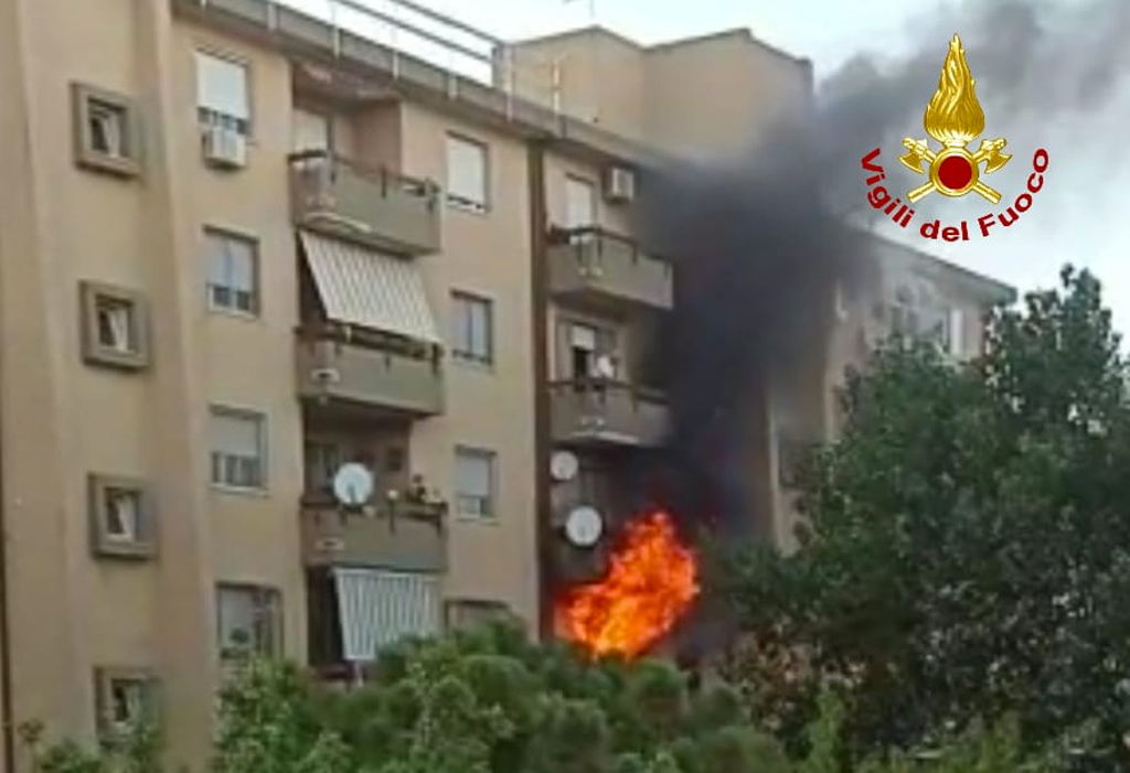 In fiamme abitazione a Catanzaro, intervengono vigili del fuoco 