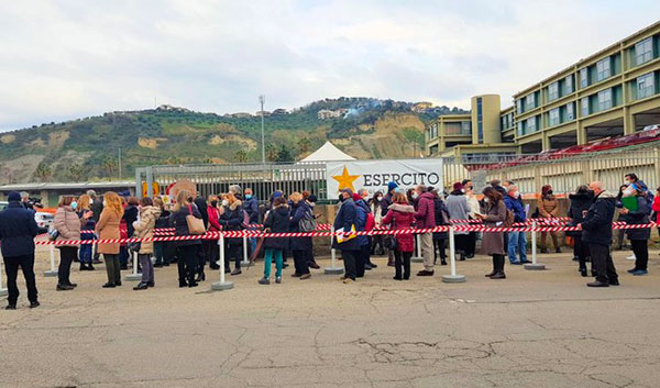 Vaccini anti-Covid, personale scuole in coda a Cosenza per AstraZeneca