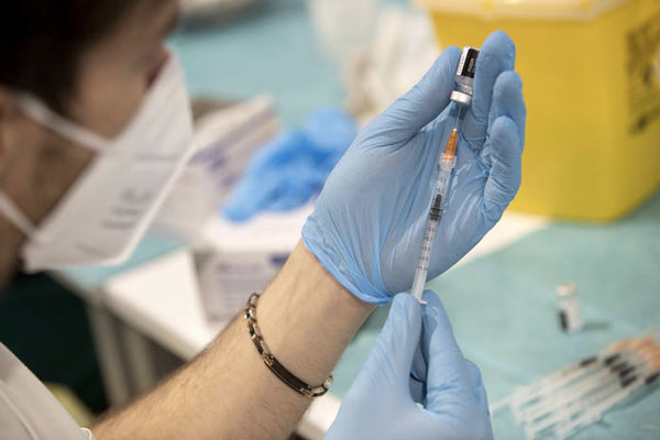 Covid, Speranza e Draghi: "Su vaccini e seconde dosi rispettare indicazioni del Governo"
