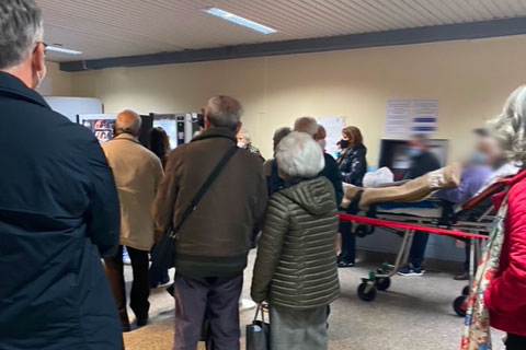 Lamezia, disagi al polo vaccinale dell'ospedale: utenti lamentano file e attese