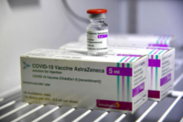 Covid, sospese somministrazione vaccino AstraZeneca a docenti: in corso sostituzione dosi bloccate a Cosenza