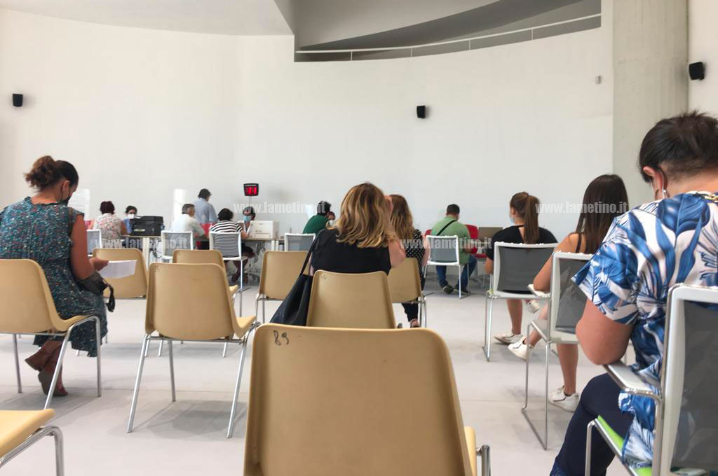 Lamezia, prosegue campagna vaccinazione all’hub di via De Filippis: giovani dai 12 ai 18 anni senza prenotazione