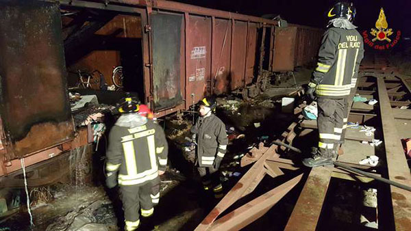 Vagone in disuso distrutto da incendio nella stazione di Crotone 