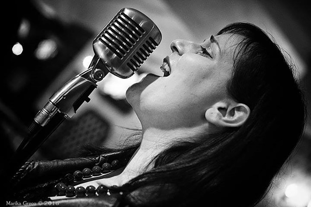 La cantante lametina Valentina Buccinnà sul palco di The Voice