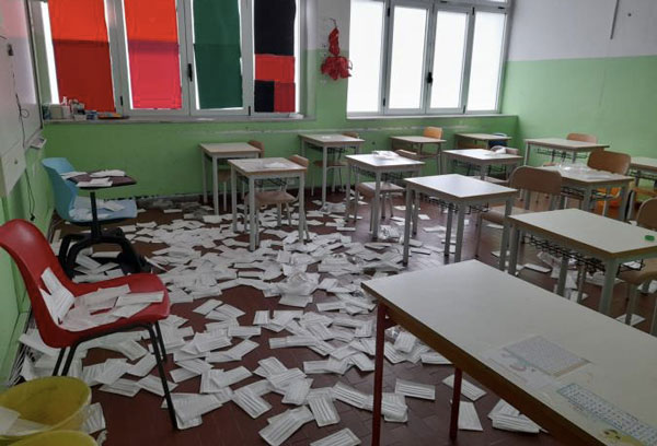 Atti vandalici in due scuole a Catanzaro, distrutta attrezzatura: indagini in corso