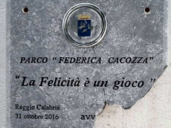 Vandali a Reggio, danneggiata targa parco "Federica Cacozza"