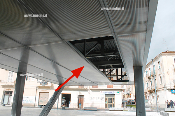 vandalismo-piazza-mazzini-03022015-00.jpg