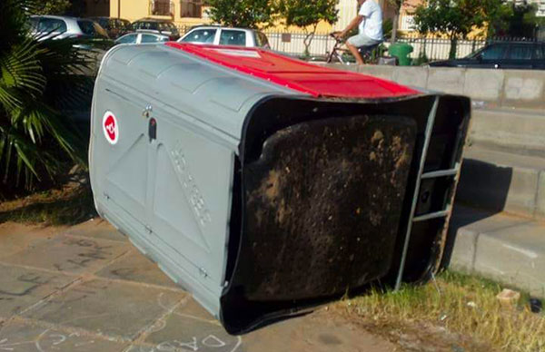 Danneggiato a Crotone bagno lido per disabili 