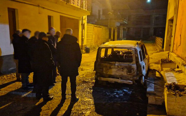 Incendiata auto di un prete nel Reggino, aveva già subito aggressione: indagini - Reazioni