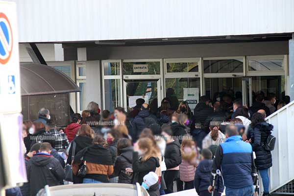 Lamezia, lite al vax day in ospedale per la fila: intervengono le forze dell'ordine