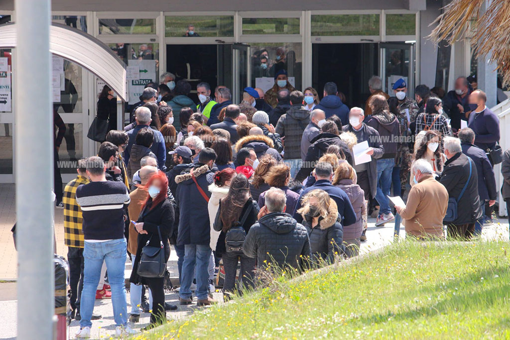 Lamezia, in tanti per seconda giornata Vax day all’ospedale: in campo anche volontari ed Esercito