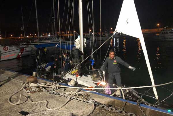 Nuovo sbarco di migranti in Calabria, in 46 su veliero a Roccella Jonica