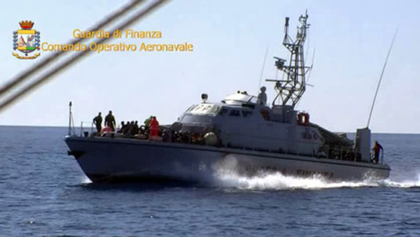 Intercettato veliero al largo di Crotone, a bordo 58 migranti