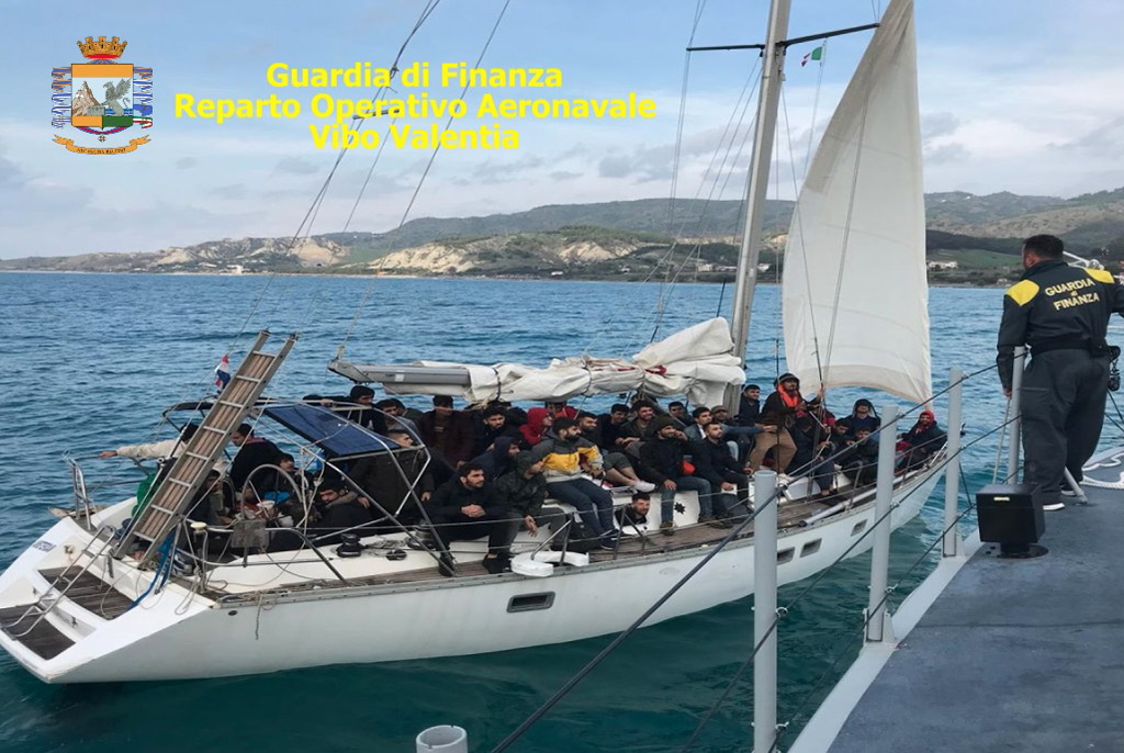 Veliero con 61 migranti a bordo intercettato nello Ionio