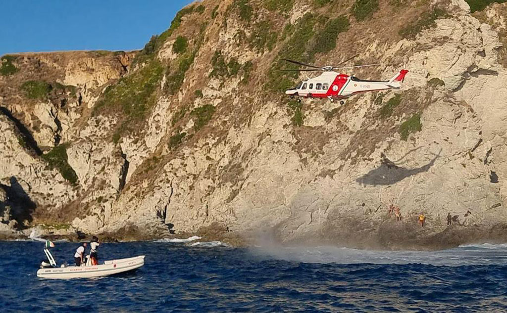 Cade dalla scogliera di Ricadi, bagnante recuperato e trasportato in ospedale da velivolo Guardia costiera