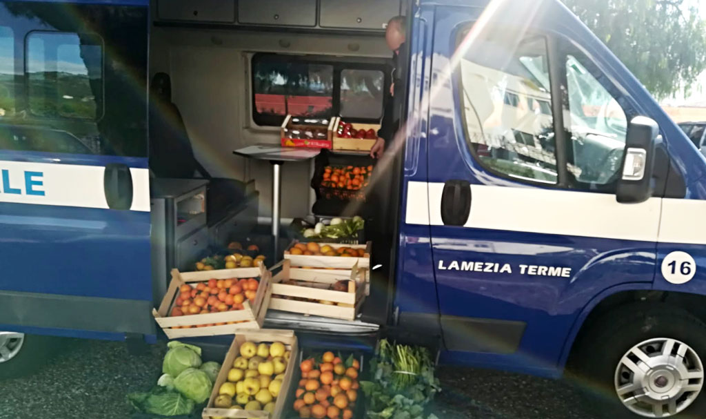 Lamezia, Polizia Locale scopre lavori edili abusivi e sequestra un quintale di frutta e verdura venduta abusivamente