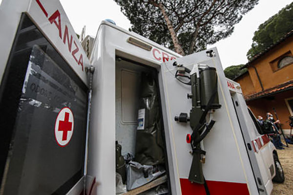 Lancia barattolo di vernice su mezzo Croce Rossa mentre venivano distribuiti alimenti, una denuncia nel cosentino 