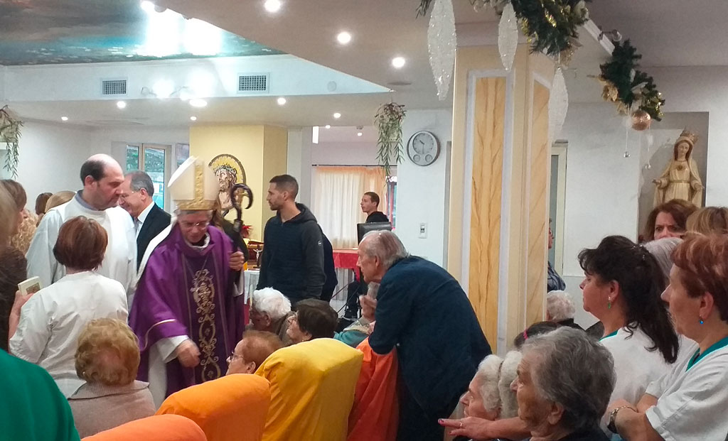 Lamezia, mattinata di auguri agli ospiti della casa di riposo "Tamburelli" per il vescovo