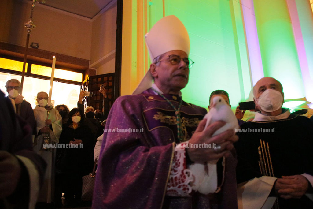 Lamezia, celebrato rito delle Ceneri in Cattedrale: Vescovo libera una colomba bianca per la pace in Ucraina