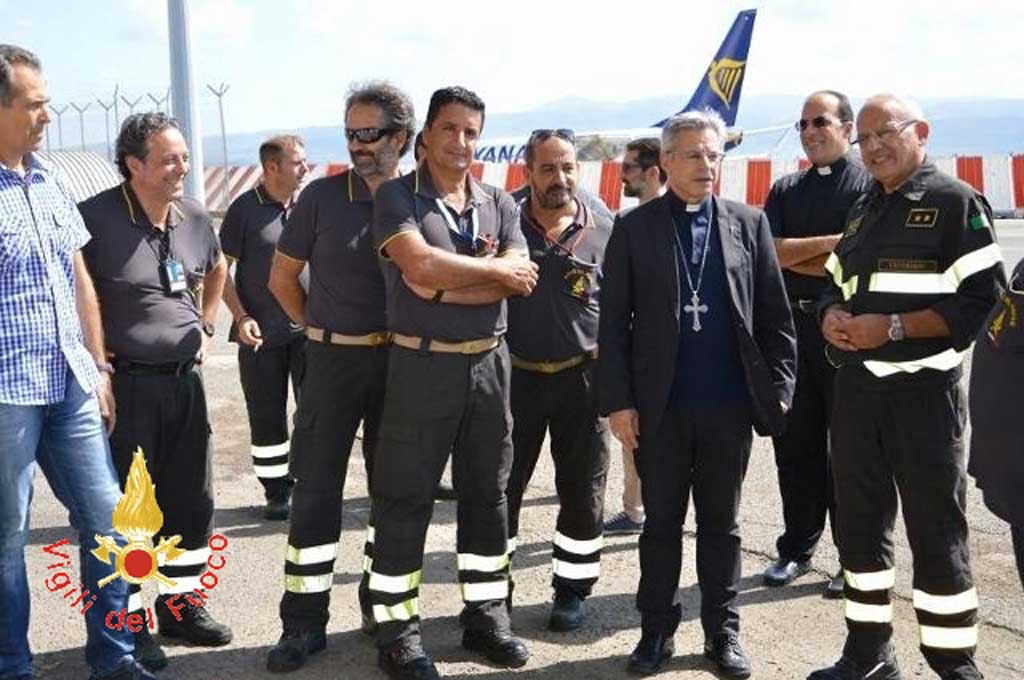 Lamezia, il Vescovo Schillaci in visita al distaccamento aeroportuale dei Vigili del Fuoco