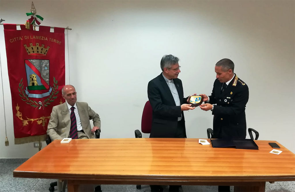 Lamezia, vescovo Schillaci visita il Comando di Polizia Locale