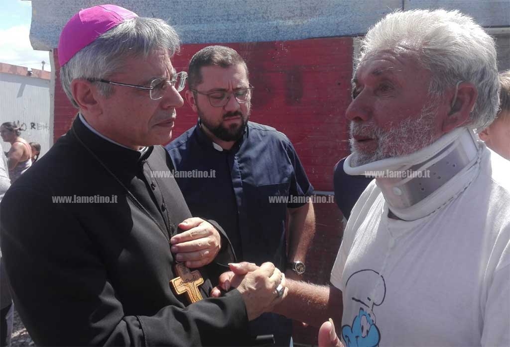 vescovo-incontra-malati-campo-rom.jpg