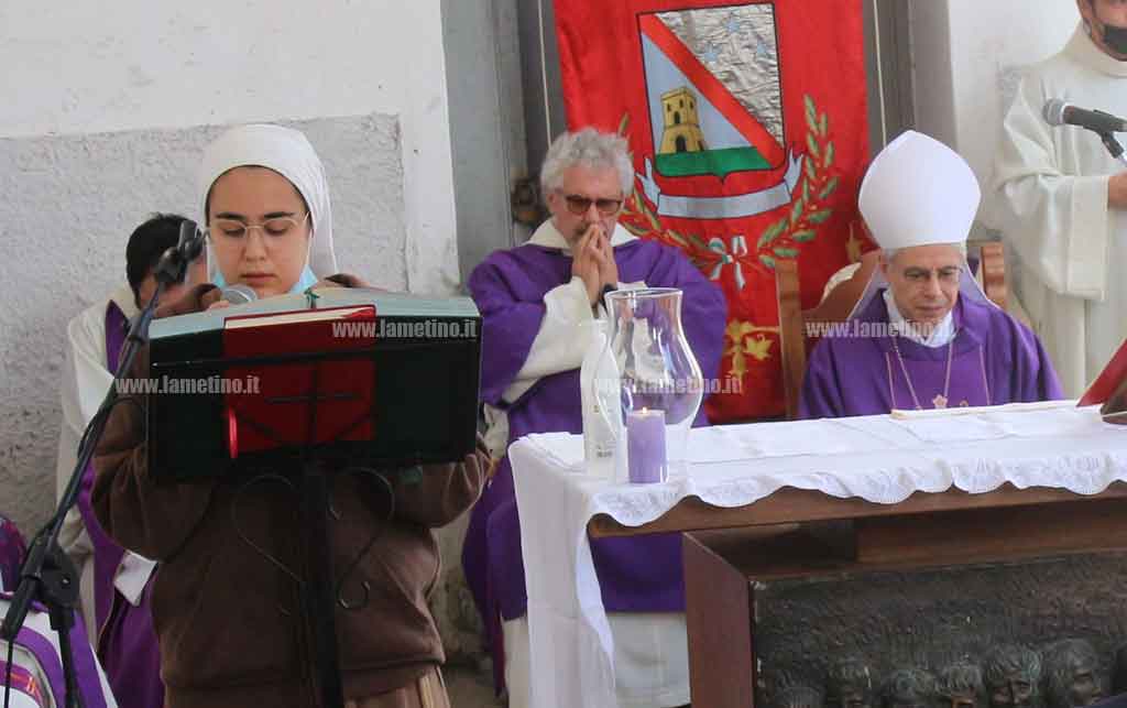 vescovo-messa-cimitero-2-nov-2021_baba4.jpg