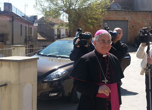 Presunto boss a processione nel vibonese, Vescovo: “Fatto increscioso”