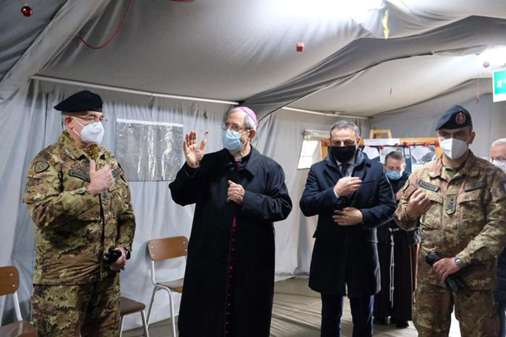 Covid, vescovo Cosenza visita ospedale campale dell'Esercito 