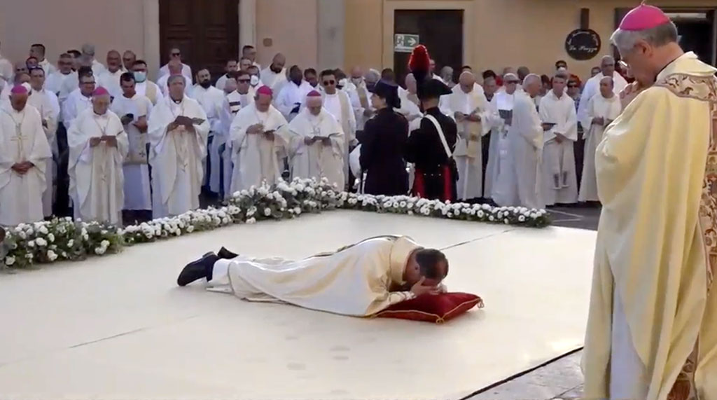 vescovo-prostra-a-terra-2022-07-02-alle-19.22.31_9eaf5.jpg