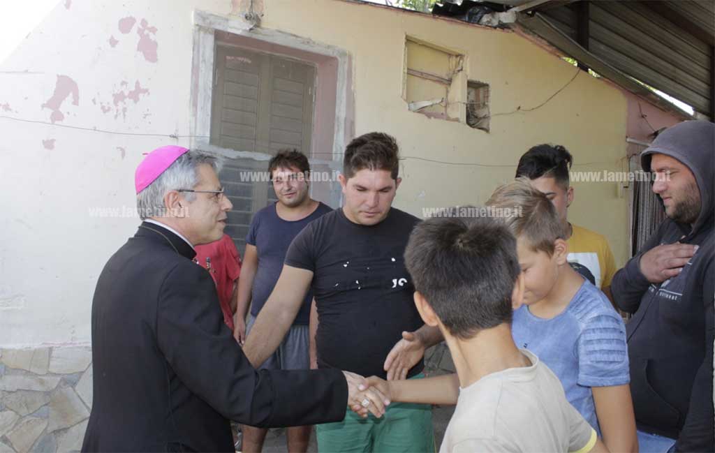 Lamezia, vescovo Schillaci in visita al campo rom di Scordovillo: "Dobbiamo accorciare le distanze" - VIDEO