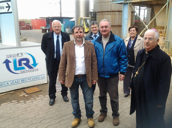 vescovo-visita-area-industriale-lamezia-aprile-2014.jpg