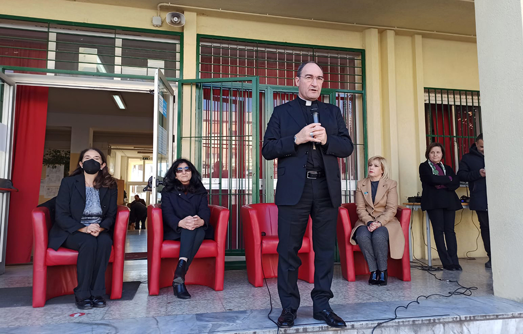 Lamezia, Bishop Parisi inaugurando o 7º Festival de Ciências na Galilee High School