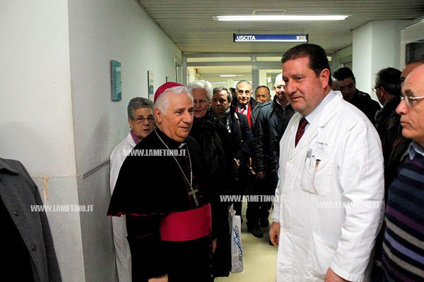Lamezia: Vescovo visita reparto oncologia ospedale e benedice strumentazioni donate