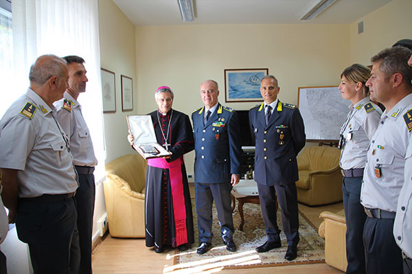 Lamezia, vescovo Schillaci visita gli uffici della Guardia di finanza