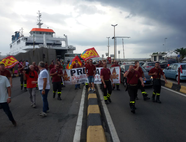 La protesta dei precari dei vigili del fuoco a Villa S.Giovanni