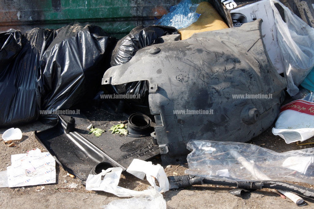 Lamezia: via Amendola invasa dai rifiuti