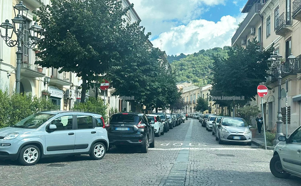 Lamezia, movida molesta in via Garibaldi: residenti esasperati lanciano secchiata di candeggina: ragazza in ospedale