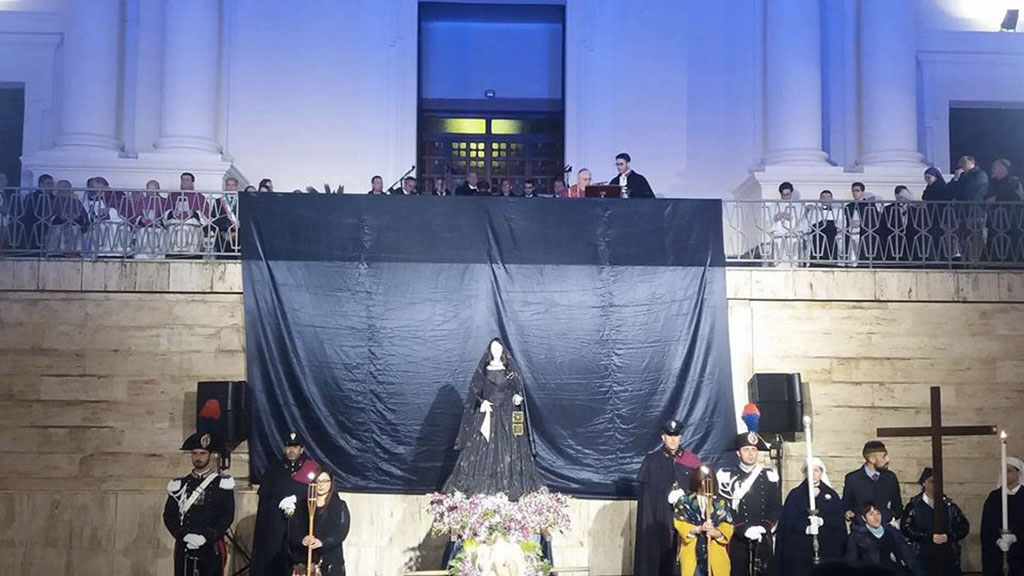 Lamezia, il pensiero del vescovo Cantafora ai giovani e alla città nella Via Crucis del Venerdì Santo