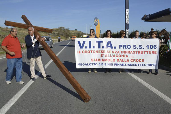 Calabria: Via crucis di protesta per ammodernamento statale 106 