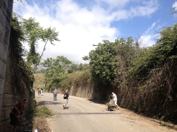 Lamezia: Residenti in contrada Richetti puliscono via Dario Leone