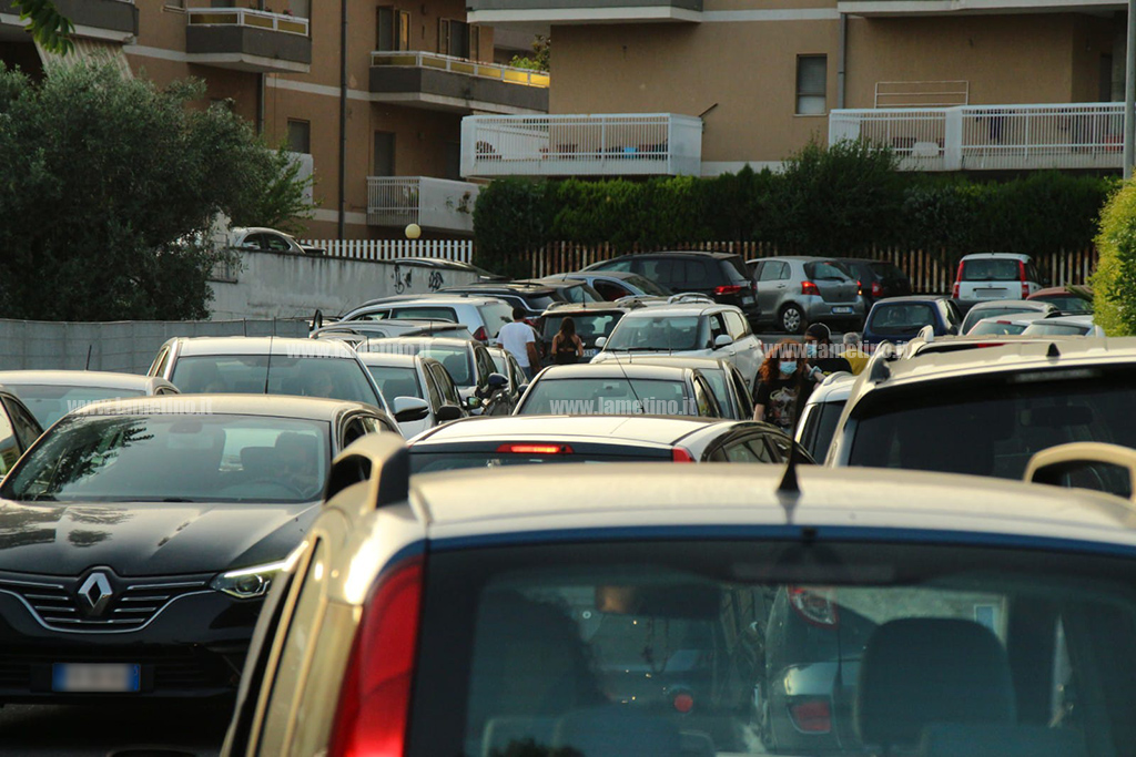 Lamezia, traffico in tilt vicino hub vaccinale di via De Filippis. I residenti: "Mancano parcheggi adeguati"