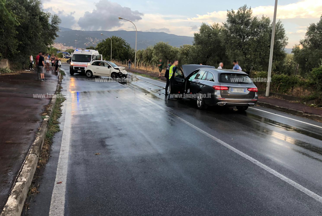 Lamezia, scontro tra due auto in via dei Bizantini: feriti