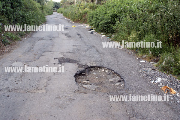 via-delle-rose-buche-rifiuti.jpg